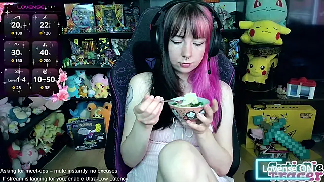 Snapshot of CutieTracer chatting on 4, 6, 2026 CutieTracer online show from 4, 6, 2026