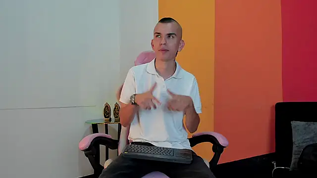 Snapshot of Rowan_Cley chatting on 13, 4, 2026 Rowan Cley online show from 13, 4, 2026