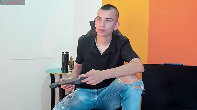 Snapshot of Rowan_Cley chatting on 18, 5, 2026 Rowan Cley online show from 18, 5, 2026