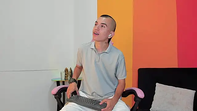 Snapshot of Rowan_Cley chatting on 25, 4, 2026 Rowan Cley online show from 25, 4, 2026