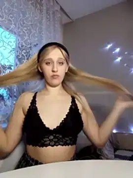 Snapshot of IsOlli chatting on 4, 4, 2026 IsOlli online show from 4, 4, 2026