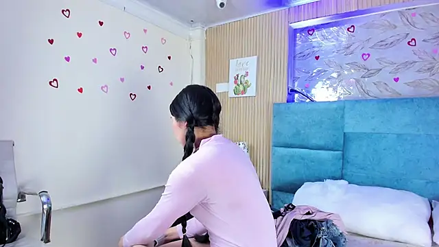Delphine doll online show from 17, 4, 2026