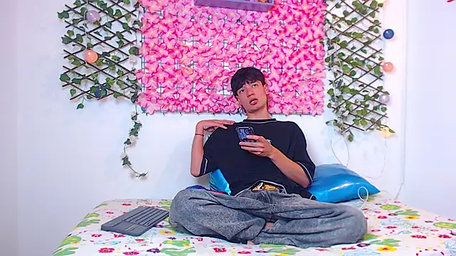 Alex latino  online show from 15, 4, 2026