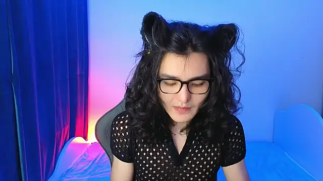 Snapshot of FormOverFear chatting on 5, 4, 2026 FormOverFear online show from 5, 4, 2026