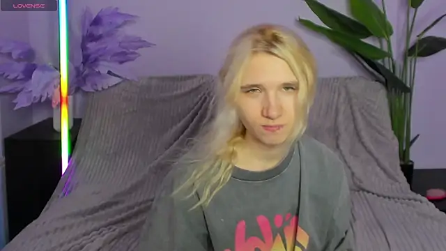 Kitty Blondie online show from 6, 4, 2026