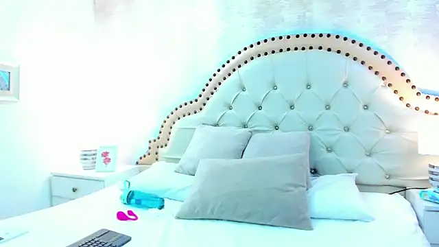 NahiaMendoza online show from 15, 4, 2026