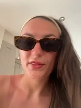MiaLovesxxx online show from 25, 5, 2026