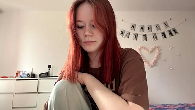 Snapshot of BernieceFender chatting on 4, 4, 2026 BernieceFender online show from 4, 4, 2026