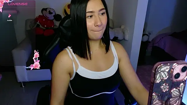 Snapshot of EvelynLeen_ chatting on 1, 5, 2026 EvelynLeen online show from 1, 5, 2026