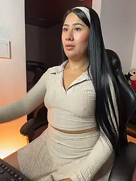 Snapshot of EvelynLeen_ chatting on 22, 4, 2026 EvelynLeen online show from 22, 4, 2026