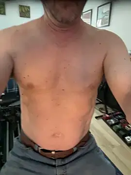 Snapshot of GeetarLuvver chatting on 5, 4, 2026 GeetarLuvver online show from 5, 4, 2026