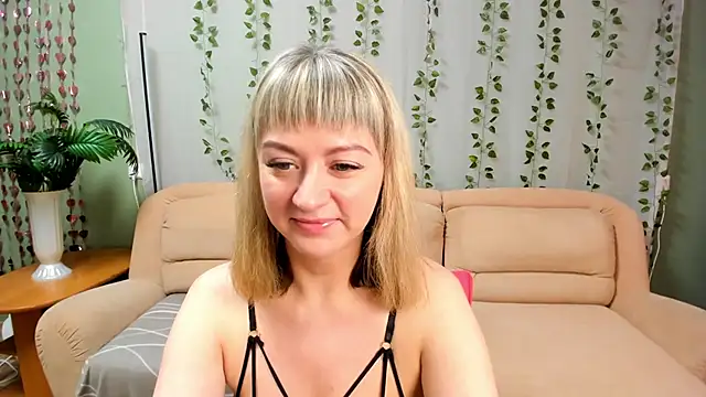 Snapshot of JulieLuna chatting on 6, 4, 2026 JulieLuna online show from 6, 4, 2026