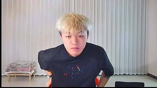 Snapshot of Zhuguli-001 chatting on 8, 4, 2026 Zhuguli-001 online show from 8, 4, 2026