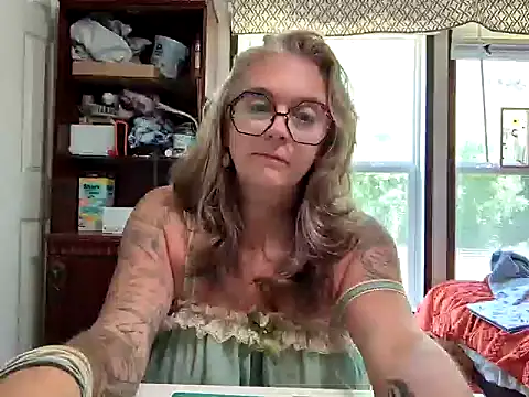 Snapshot of Blondejenn chatting on 7, 4, 2026 Blondejenn online show from 7, 4, 2026