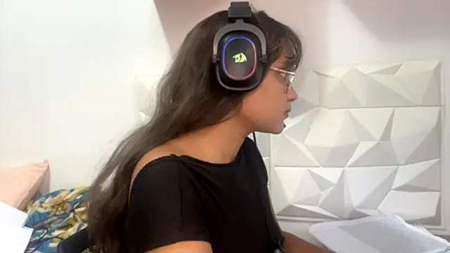 IsisValentine online show from 14, 4, 2026