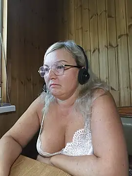 White-Chocolatte online show from 8, 7, 2026