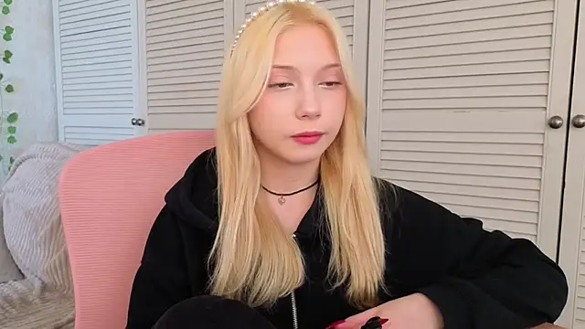 Snapshot of vielleee chatting on 18, 5, 2026 vielleee online show from 18, 5, 2026