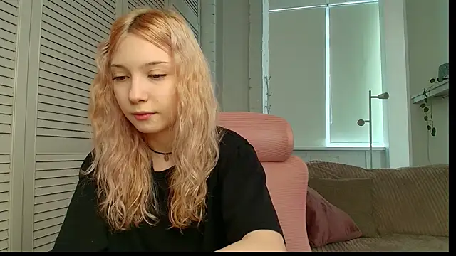 Snapshot of vielleee chatting on 22, 4, 2026 vielleee online show from 22, 4, 2026
