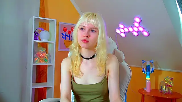 Snapshot of HannahHollis chatting on 5, 6, 2026 HannahHollis online show from 5, 6, 2026