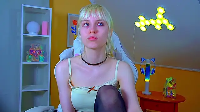 Snapshot of HannahHollis chatting on 9, 7, 2026 HannahHollis online show from 9, 7, 2026