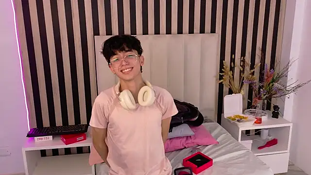 Twink Sebas7 online show from 27, 6, 2026