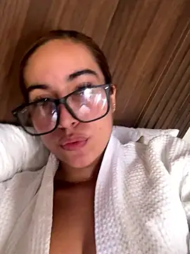 Snapshot of Aitana_Lux chatting on 17, 4, 2026 Aitana Lux online show from 17, 4, 2026