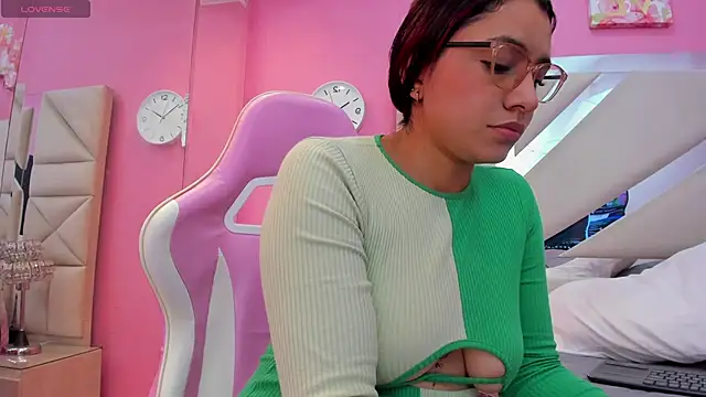 Snapshot of luna_hix chatting on 9, 5, 2026 luna hix online show from 9, 5, 2026