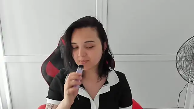 Snapshot of Caroline_cutte chatting on 6, 6, 2026 Caroline cutte online show from 6, 6, 2026