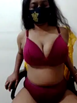 Snapshot of black-woman chatting on 12, 4, 2026 black-woman online show from 12, 4, 2026