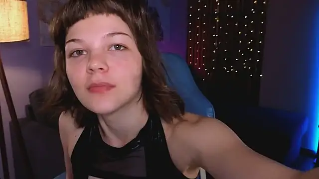 kira naughtly online show from 28, 4, 2026