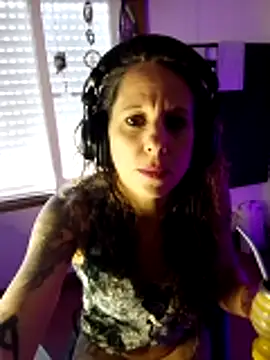 Snapshot of LauKiss chatting on 11, 4, 2026 LauKiss online show from 11, 4, 2026