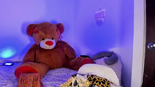 nikolle mistrreHots online show from 6, 7, 2026