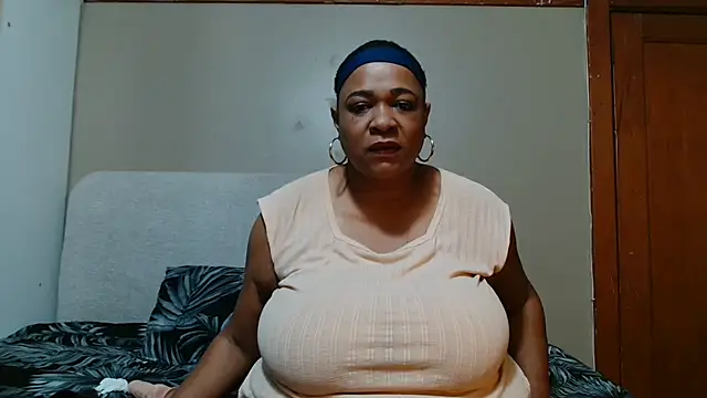 BUSTYQUEEN56  online show from 20, 6, 2026