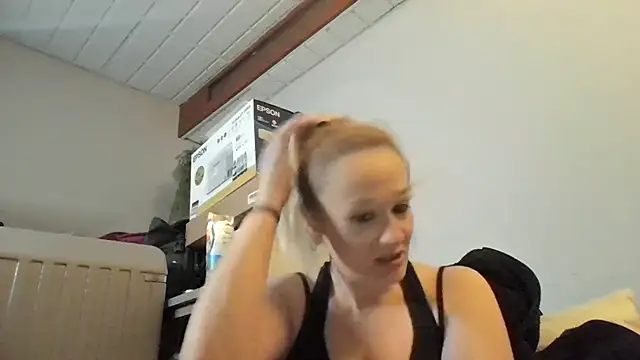 Princess42086 online show from 12, 4, 2026