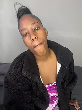 Snapshot of petite_bee chatting on 25, 6, 2026 petite bee online show from 25, 6, 2026