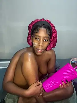 Snapshot of petite_bee chatting on 2, 6, 2026 petite bee online show from 2, 6, 2026