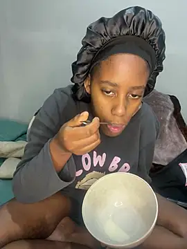 Snapshot of petite_bee chatting on 12, 7, 2026 petite bee online show from 12, 7, 2026