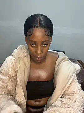 Snapshot of petite_bee chatting on 6, 7, 2026 petite bee online show from 6, 7, 2026