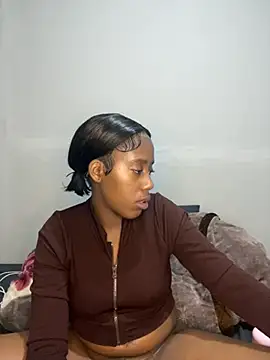 Snapshot of petite_bee chatting on 7, 7, 2026 petite bee online show from 7, 7, 2026
