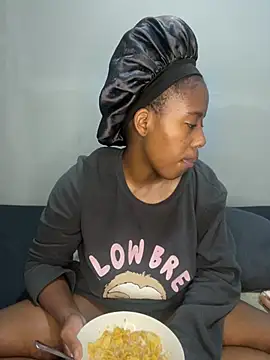 Snapshot of petite_bee chatting on 4, 7, 2026 petite bee online show from 4, 7, 2026