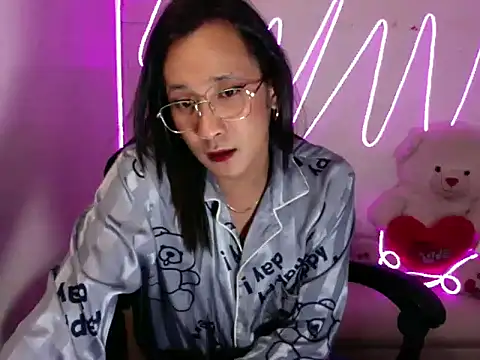 Holley Molley online show from 12, 4, 2026