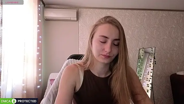 Snapshot of Your_Emily25 chatting on 10, 7, 2026 Your Emily25 online show from 10, 7, 2026