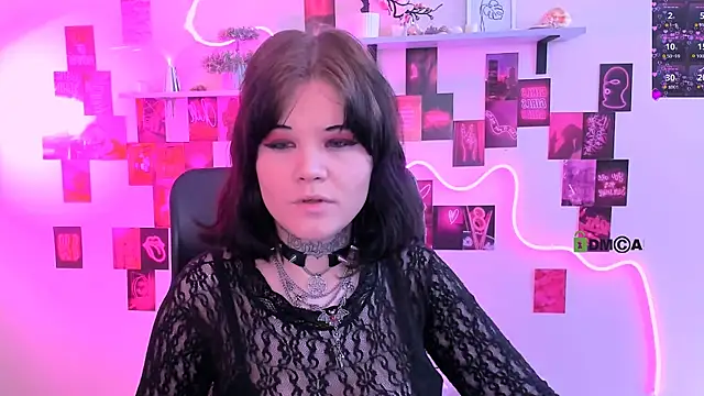 nikki kiss  online show from 3, 5, 2026