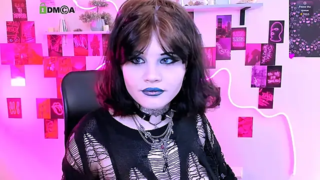 nikki kiss  online show from 6, 5, 2026