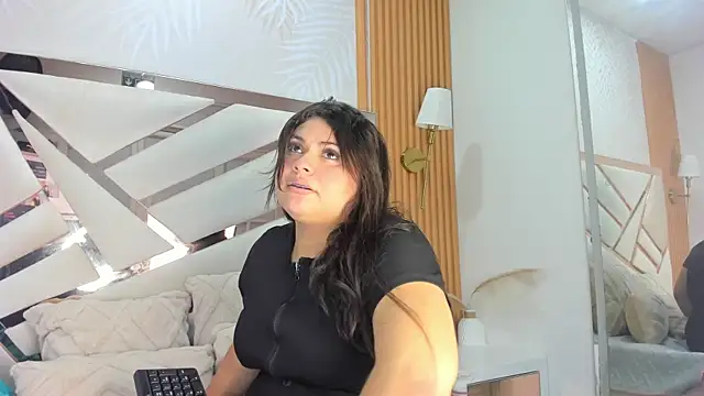 Eimy Curvy online show from 5, 5, 2026