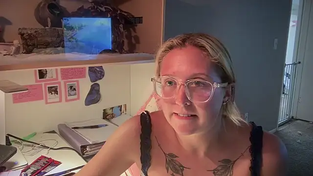 Snapshot of MUSCLEMOMMY1365 chatting on 26, 4, 2026 MUSCLEMOMMY1365 online show from 26, 4, 2026