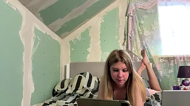 Skinny girl  online show from 2, 6, 2026