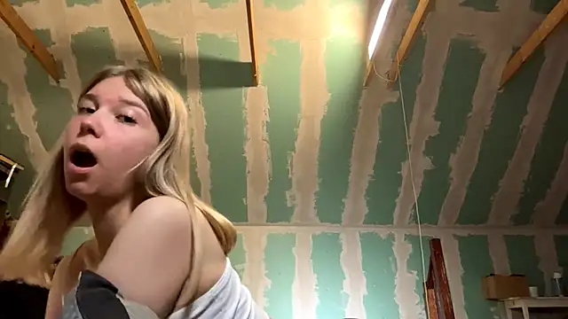 Skinny girl  online show from 4, 5, 2026