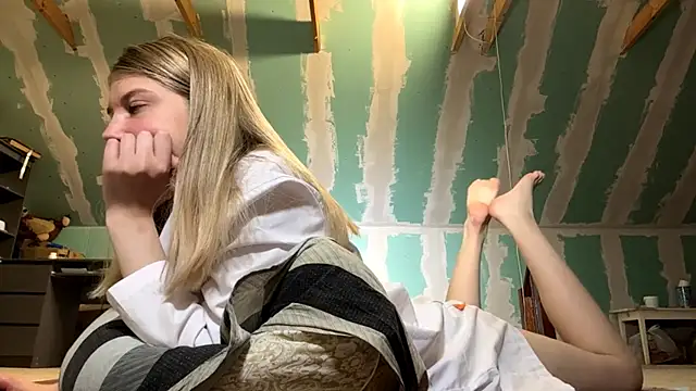 Skinny girl  online show from 9, 5, 2026