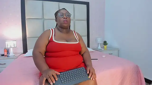 Snapshot of TreisyVixen chatting on 28, 6, 2026 TreisyVixen online show from 28, 6, 2026